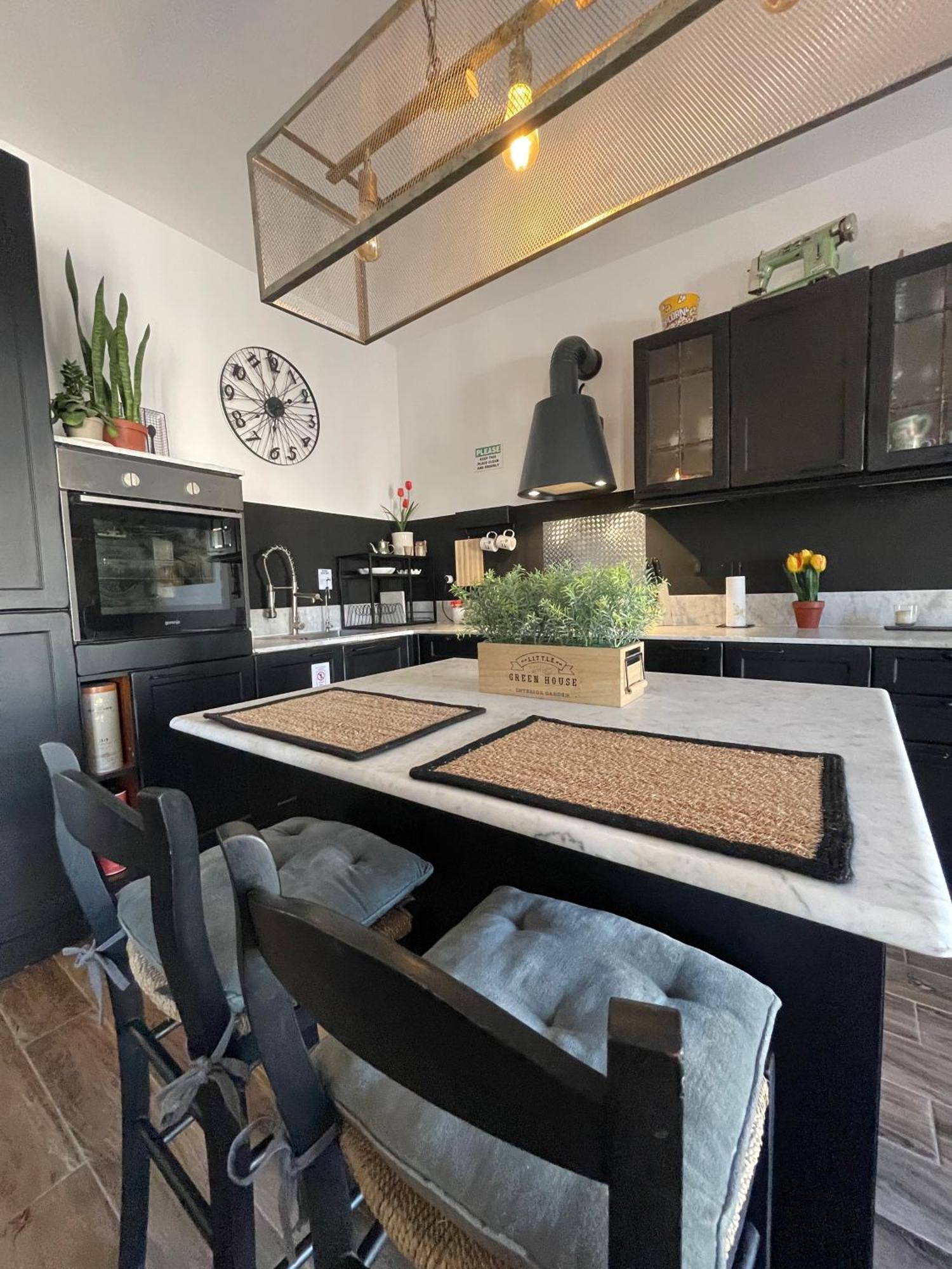 Industrial Charm Apt, Prime Location