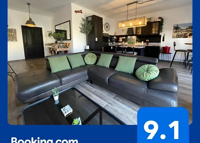 Industrial Charm Apt, Prime Location
